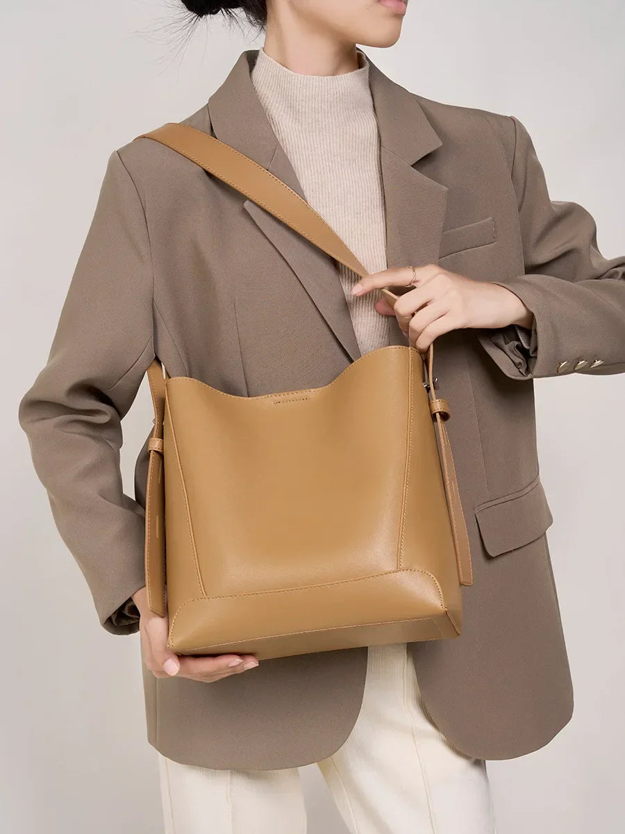 tine™ – elegant sandfarvet skuldertaske med bæltehank