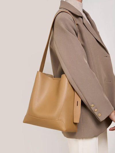 tine™ – elegant sandfarvet skuldertaske med bæltehank